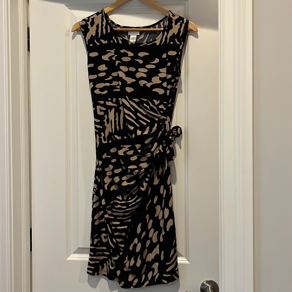 Size S. Printed maternity dress.  Flattering & beautiful.  Almost new